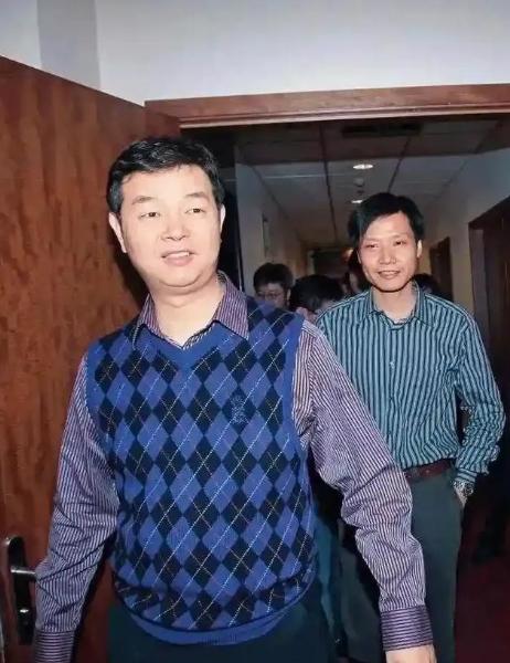 1988年5月，24岁的求伯君在深圳蔡屋围酒店501房间开启“数字闭关”，凭借一