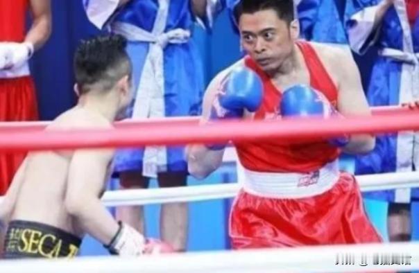 2016年，樊少皇公开挑战“拳王”邹市明，登台后，92斤的邹市明对160斤的樊少