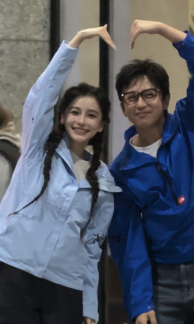 杨颖录完节目回深圳，穿4.2W外套扎双麻花辫，90度弯腰鞠躬好卑微