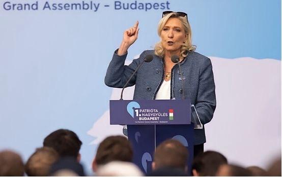 法国极右联盟勒庞的民调支持率已经超过了35%，在候选人中稳稳排在第一。如果她最终