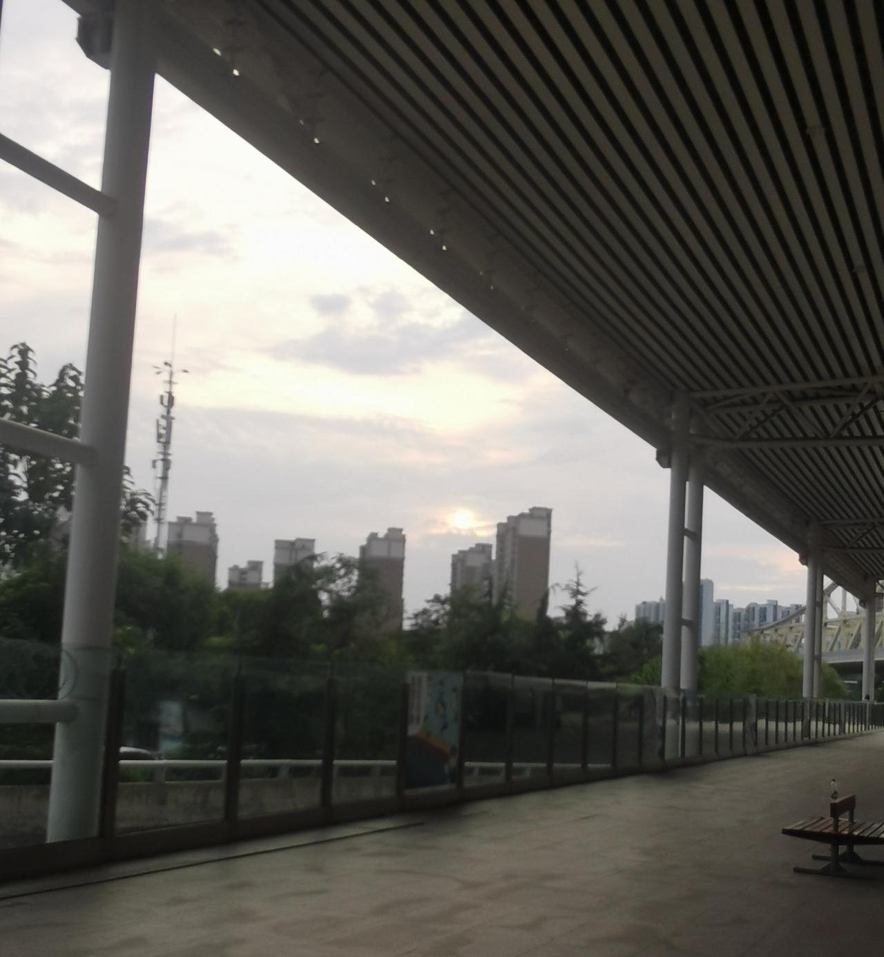 迎战台风，备战暴雨，放假的放假，关门的关门，大雨似乎没有如期而至！