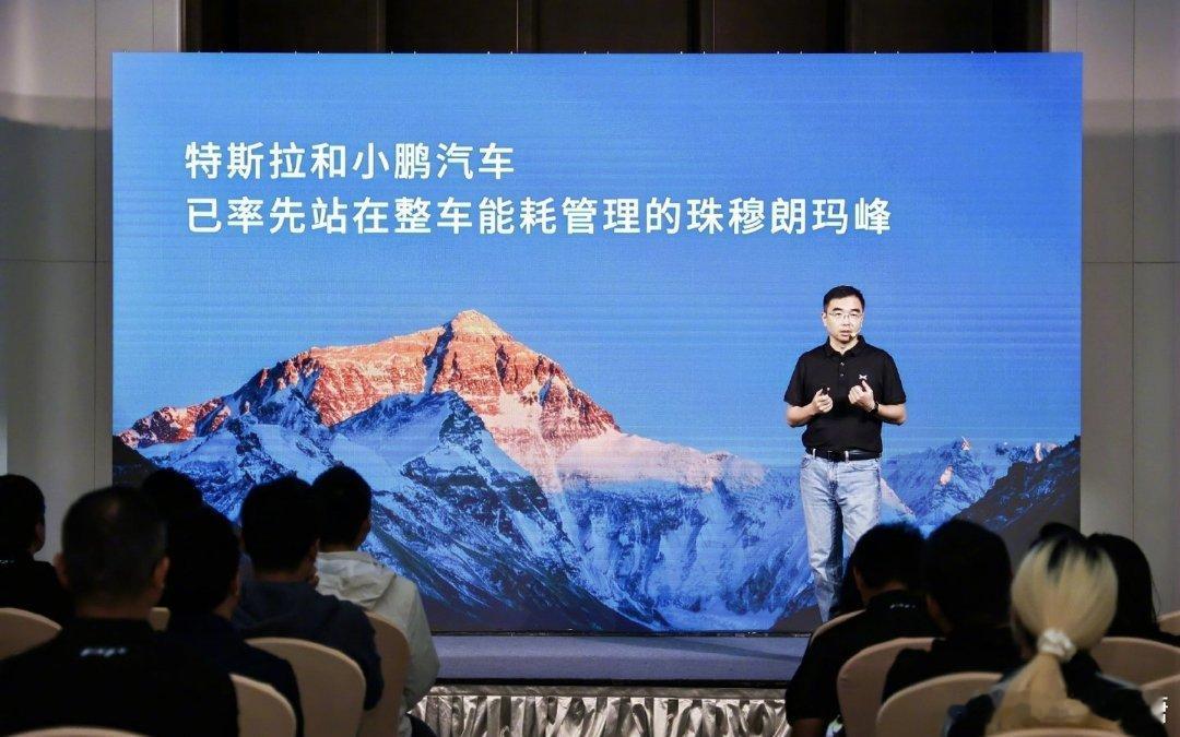 #何小鹏深夜帮媒体推车#续航是实打实测到趴窝，推车也是真的使劲[笑cry]如今小