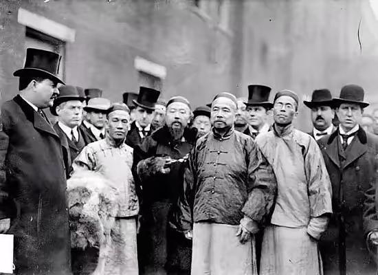 保路运动发生后，新任四川总督端方率湖北新军进川弹压。一天夜里，新军突然哗变，将端