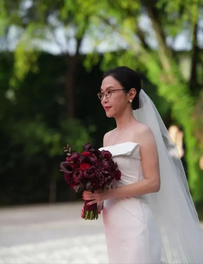 李国庆赚大了！

8月21号，刚办完婚礼没几天，张丹红就扔出婚礼照，配文里“用余