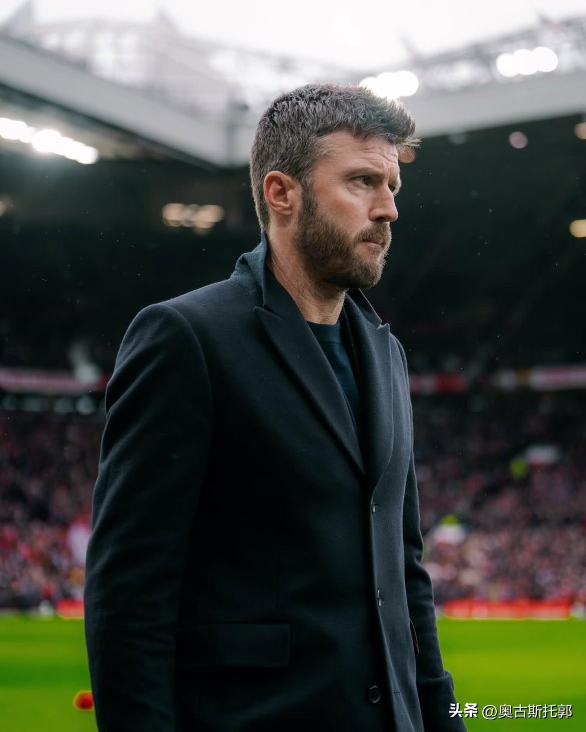 基恩就是[呆无辜]，你靠骂曼联赚钱的，该被打脸的时候，就该立正。
像我这种B废黑