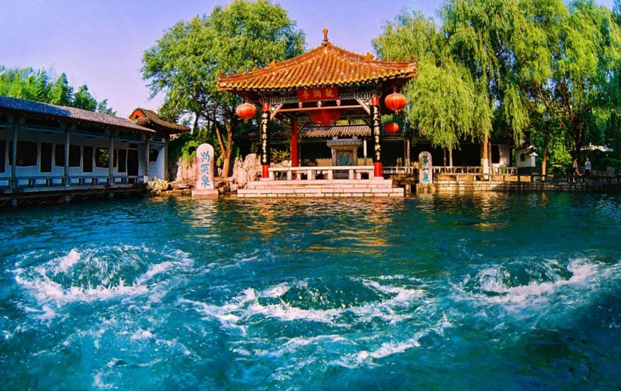 建议相关管理部门处理一下那三根管子，把它们做成仿石的，样子自然一点岂不更两全其美