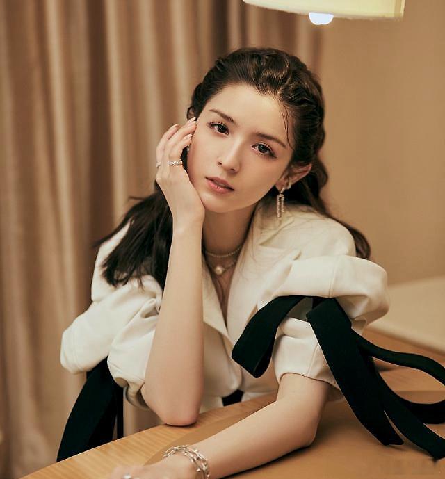 #被哈妮克孜的反鸡汤发言暖到了# 希望我们都能够成为优秀的人，成为勇敢的人，哈妮