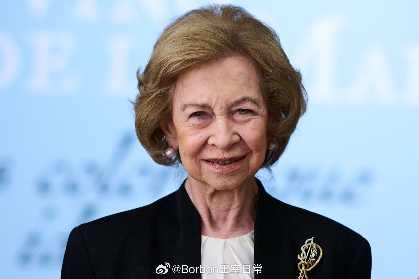 前几天在海军博物馆看展时，索菲亚王后佩戴了一枚黄金钻石胸针，据说是她当年登上JS