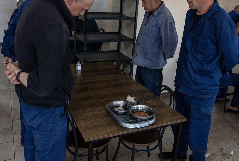 公司让员工站着吃饭合不合理，这得好好说道说道。之前我朋友公司就是这规定，说是节省