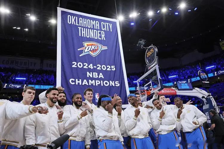 北京时间10月22日，NBA新赛季揭幕战雷霆坐镇主场迎战火箭，赛前雷霆众将在主场