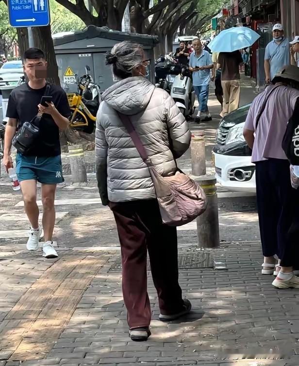夏天都穿这么厚，那冬天该怎么过啊？任谁在大街上看到这位大妈的穿着，都会忍不住多看
