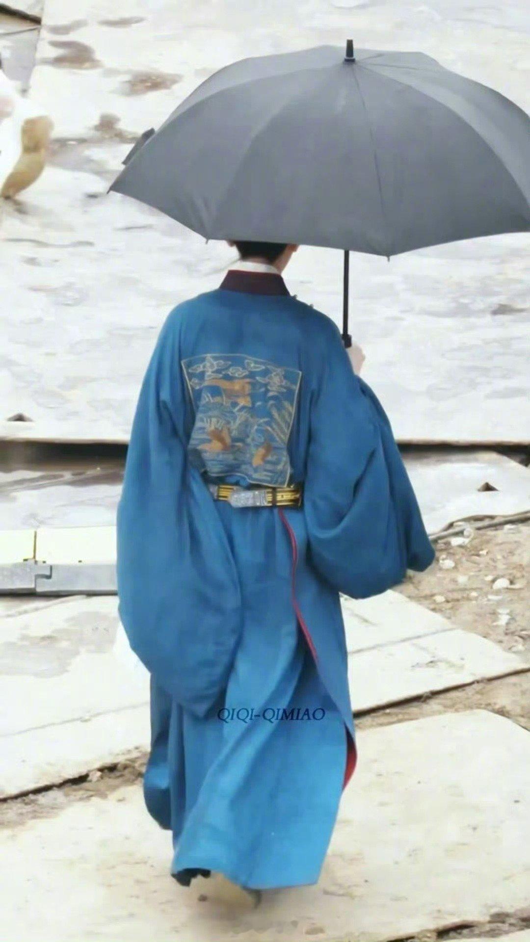 成毅两京十五日蓝色官服路透 ​​​