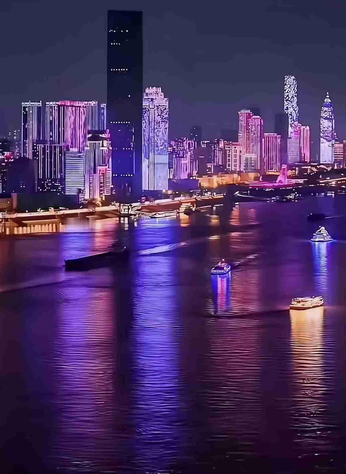 真是活久见！今天去商场买东西，突然发现一个奇怪的现象：柜台后面站着的，全是“大婶