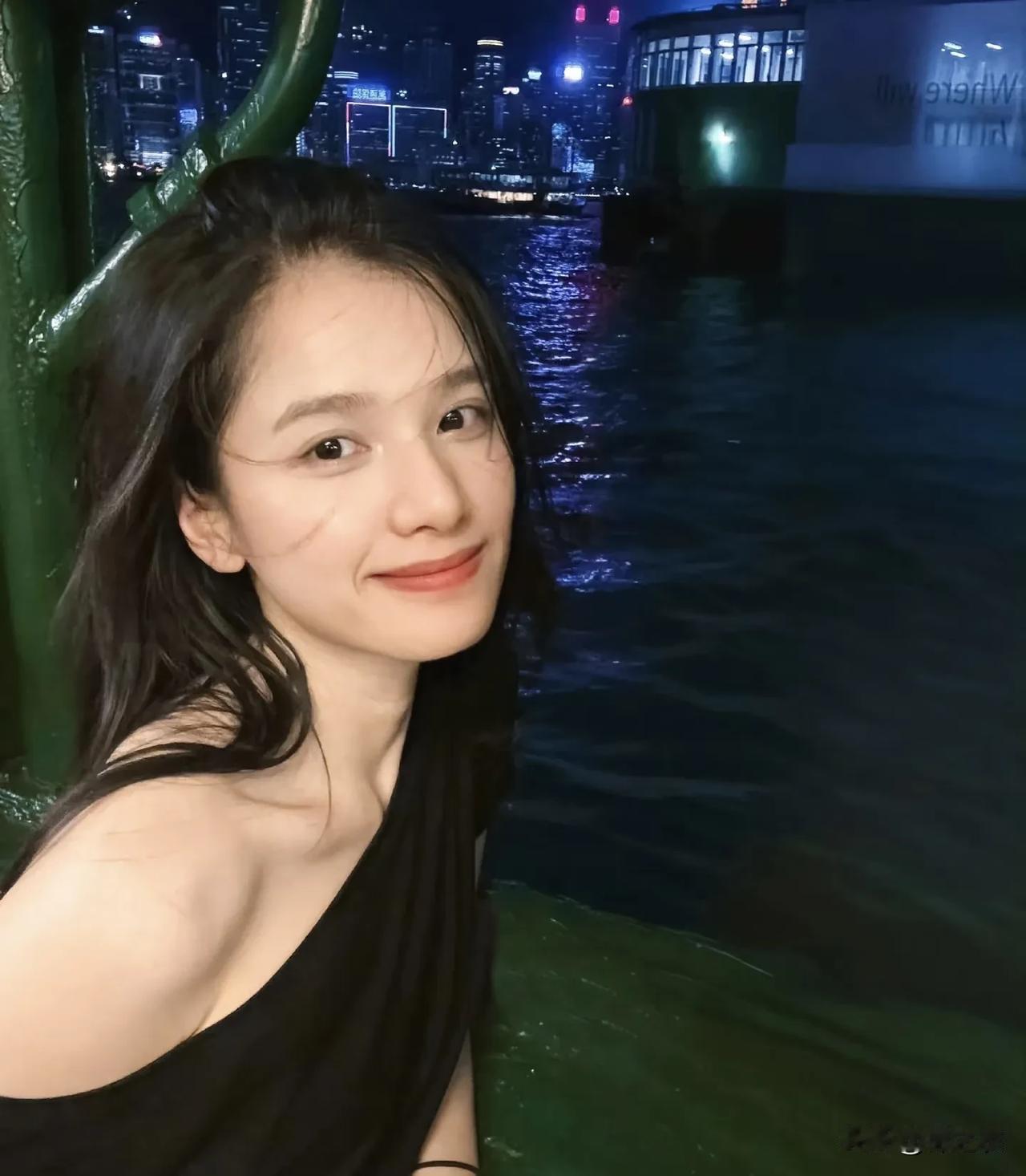 张婧仪现在的时尚资源都是95花头部了，代言比很多前辈都多，接戏资源也不错还能够到