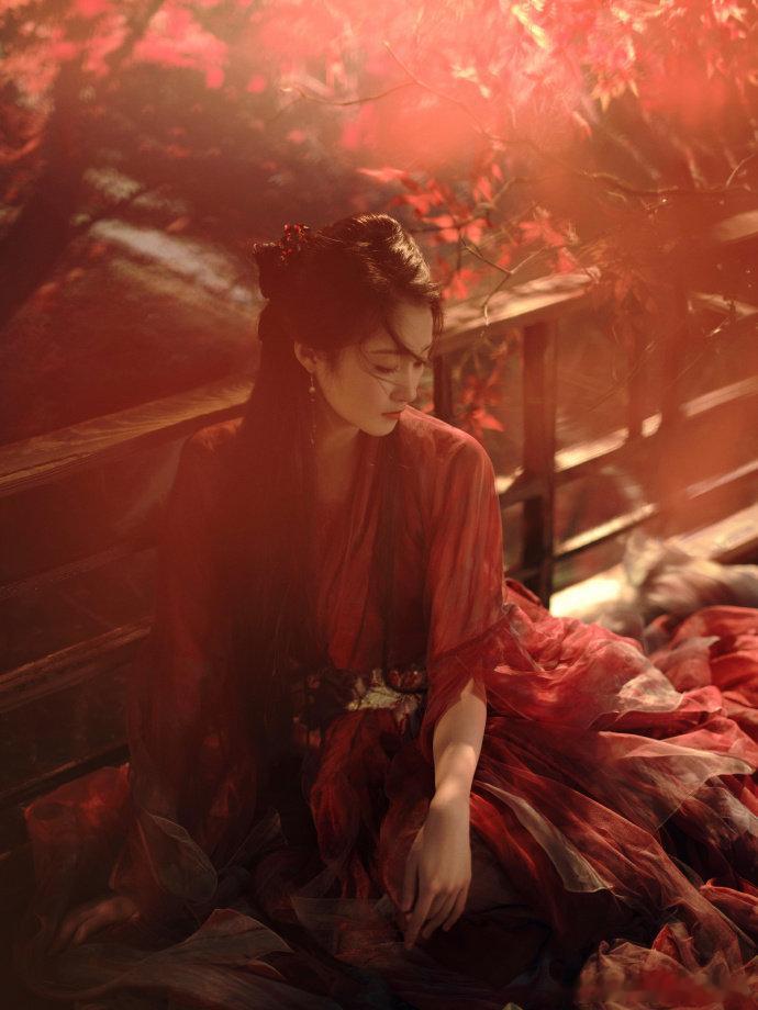 关晓彤红衣少女提灯关晓彤红枫红裙少女大片 关晓彤红枫红裙少女大片，关晓彤红衣少女