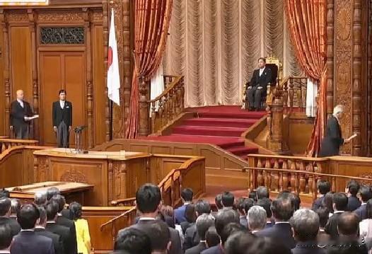 此时是日本国会议员动作最一致的时到刻，要么立正目光看往同一个人，要么是皆向同一人