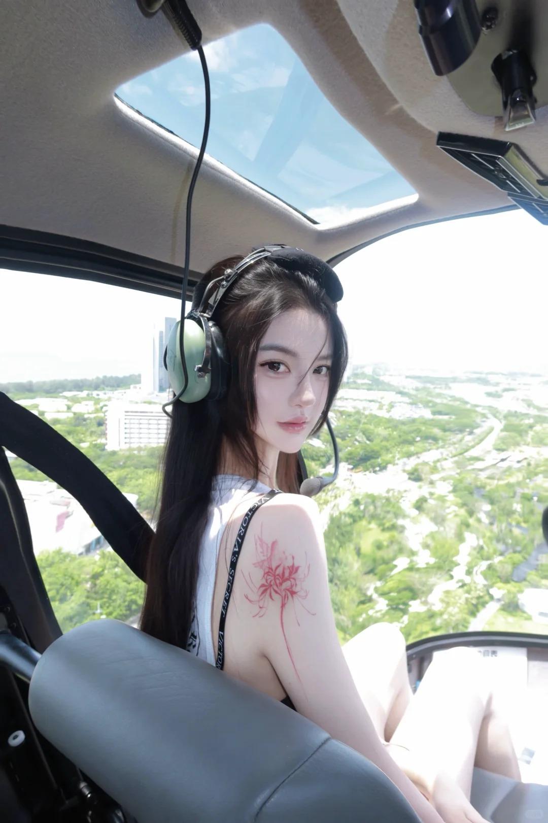 双眸如晚月办让人沉迷的女孩，她的气质像冰棱雕琢的墨玉，冷冽却不僵硬。说话时语调偏