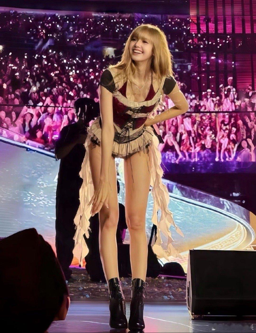 听说这是最接近Lisa比例的两张图，太哇塞了吧 