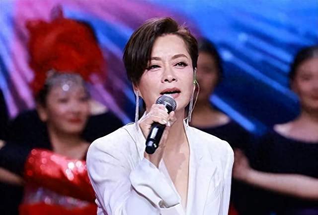 毛阿敏不要260亿遗产，带女儿远走美国，如今才懂内幕多揪心
