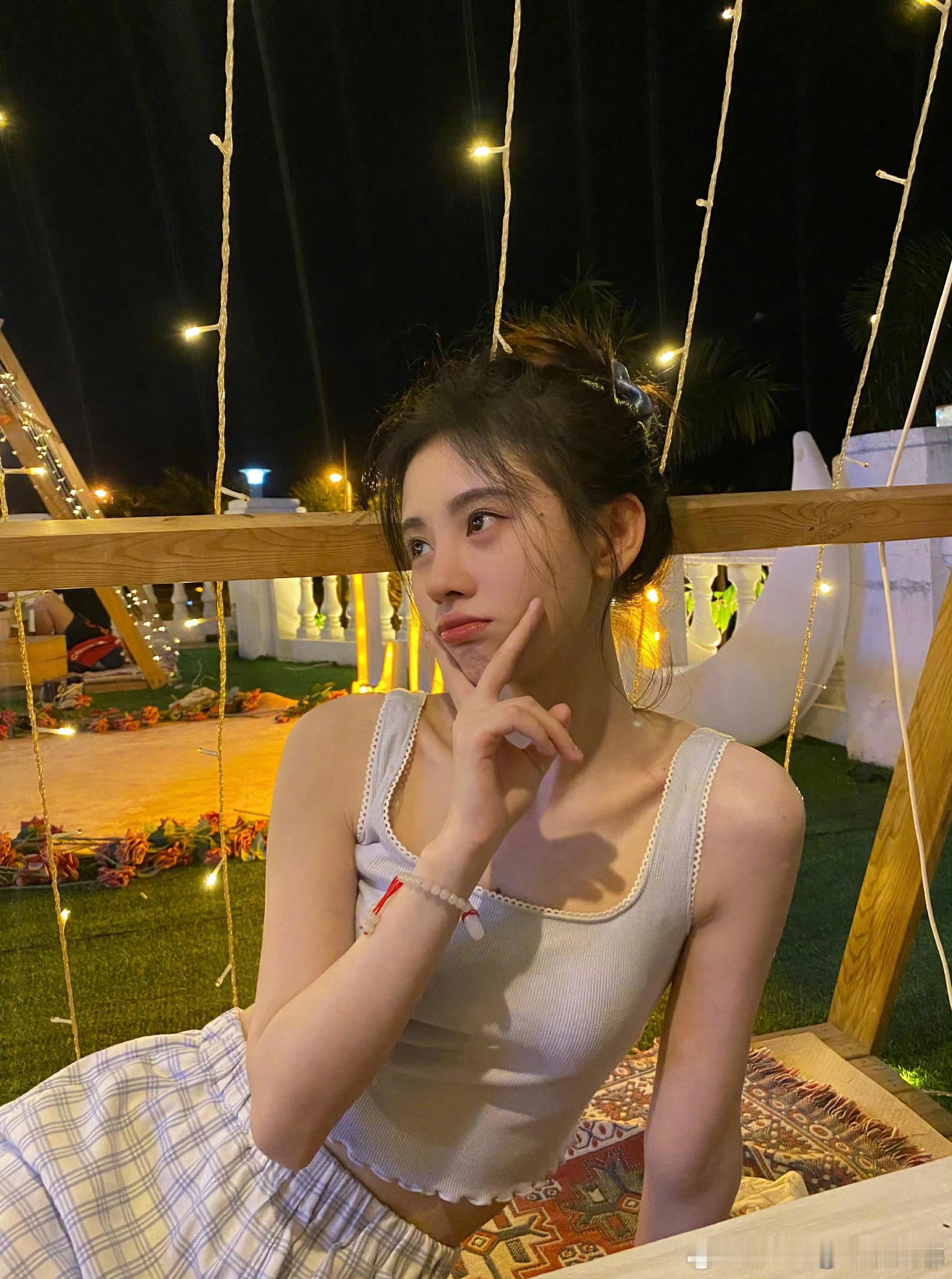 鞠婧祎[超话]  jjy鞠婧祎苏绿夏jjy鞠婧祎万花世界幸福就像流浪猫遇到家猫一