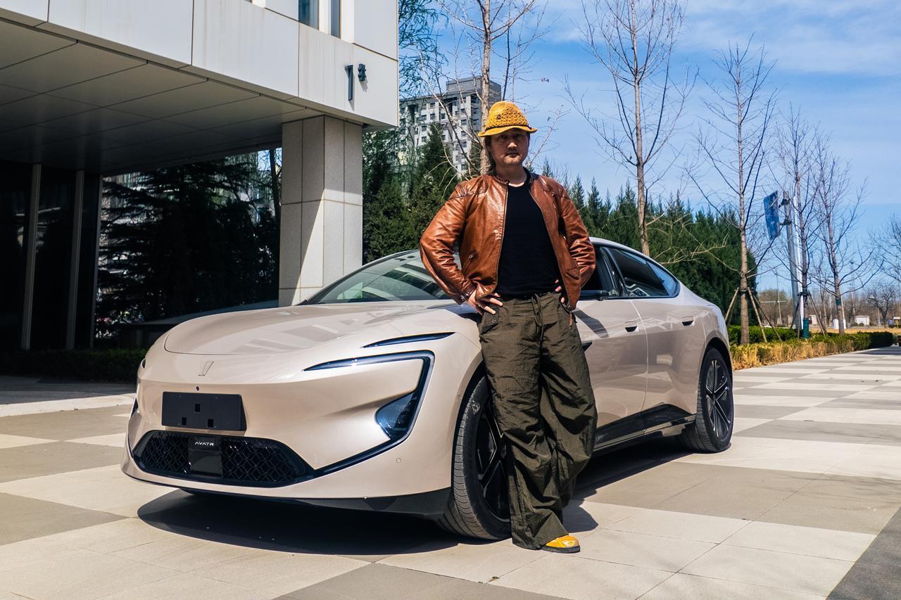 新阿维塔12短暂试驾了一下，主要体验了最新版的华为乾崑智驾，在窄路通行和会车的能