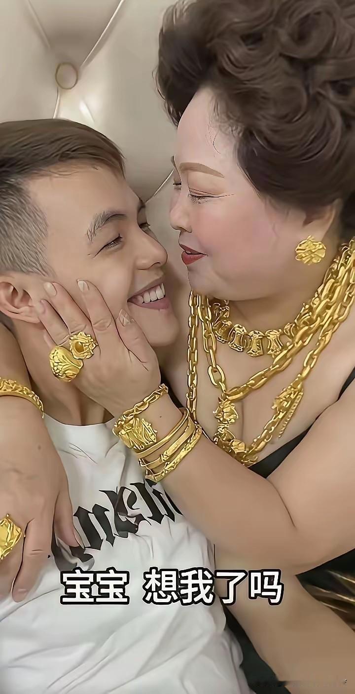 有钱，就是这般任性！富婆竟爱上了小鲜肉！

这位富婆身形丰腴，周身被闪耀的金银珠