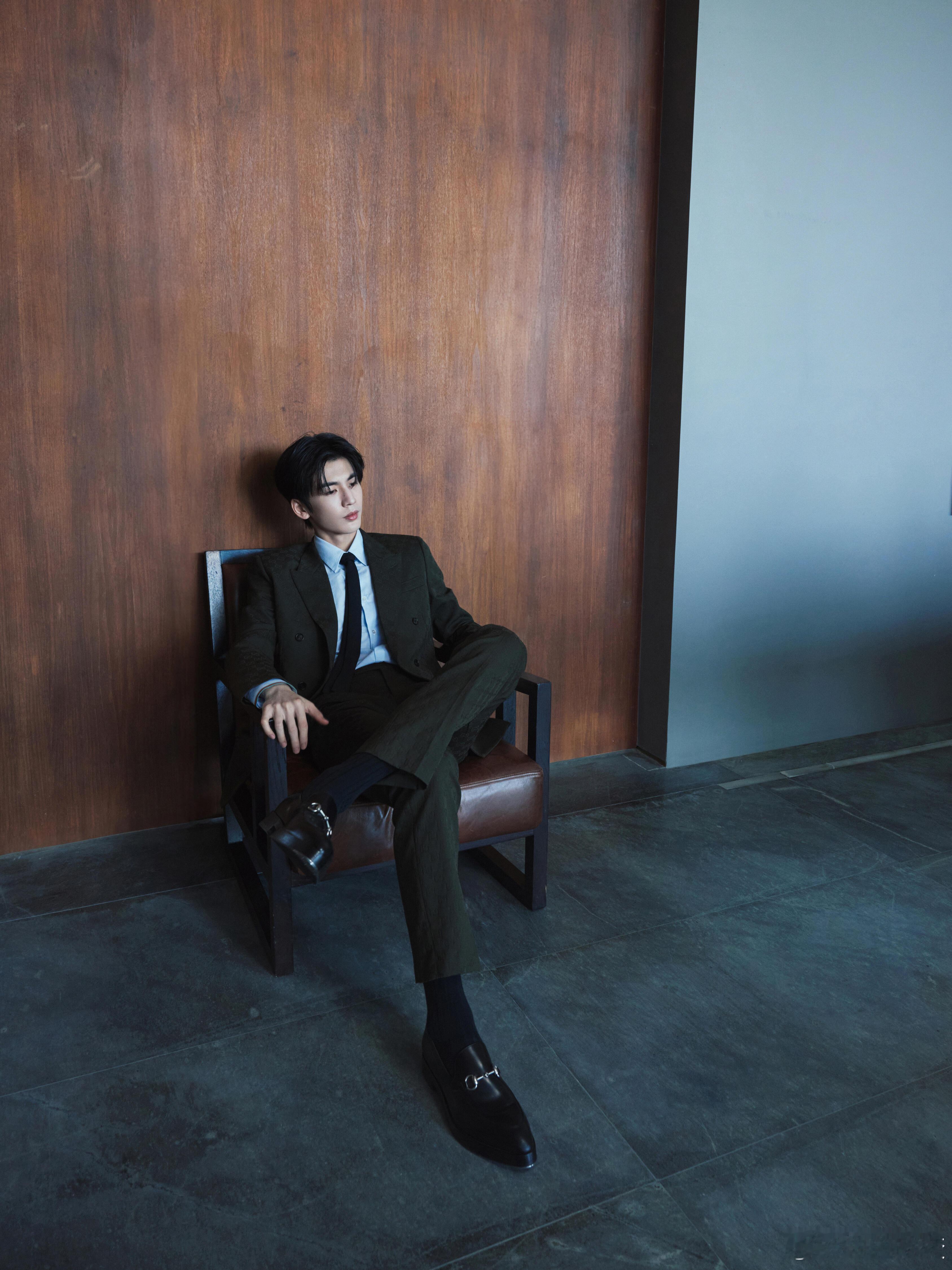 张凌赫[超话]  主人级别！救命啊，我真的要被这个张凌赫帅晕了张凌赫｜ ​​​