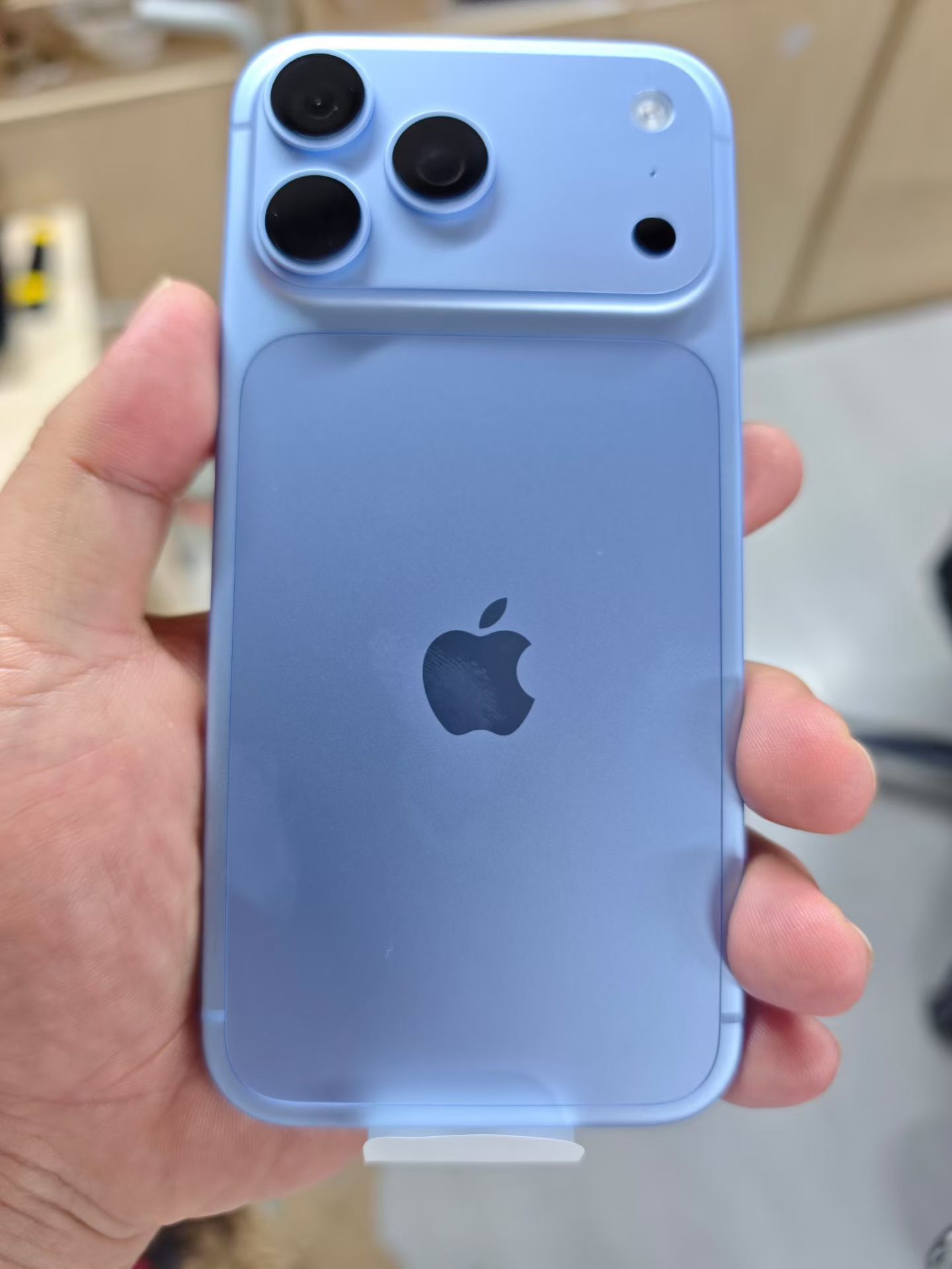 曝iPhone18Pro首销日卖出超32万台有点搞笑，刚问的iPhone18Pr