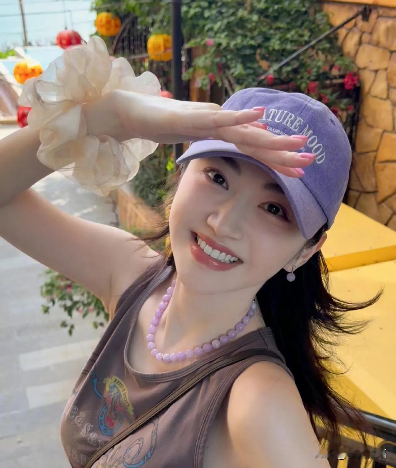 8月28日一大早，景甜亲自发声，别的明星塌房，都是强势辟谣，她却不走寻常路，直接
