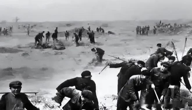 1950年新疆骑兵部队突发叛乱，士兵绑白布条举兵冲击，王震调装甲车封锁戈壁，作乱