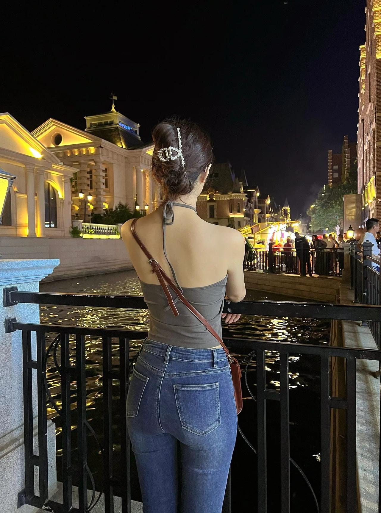背影杀#好身材性感女神# #性感紧身牛仔裤# #紧身牛仔裤肉嘟嘟的身材你喜欢吗?