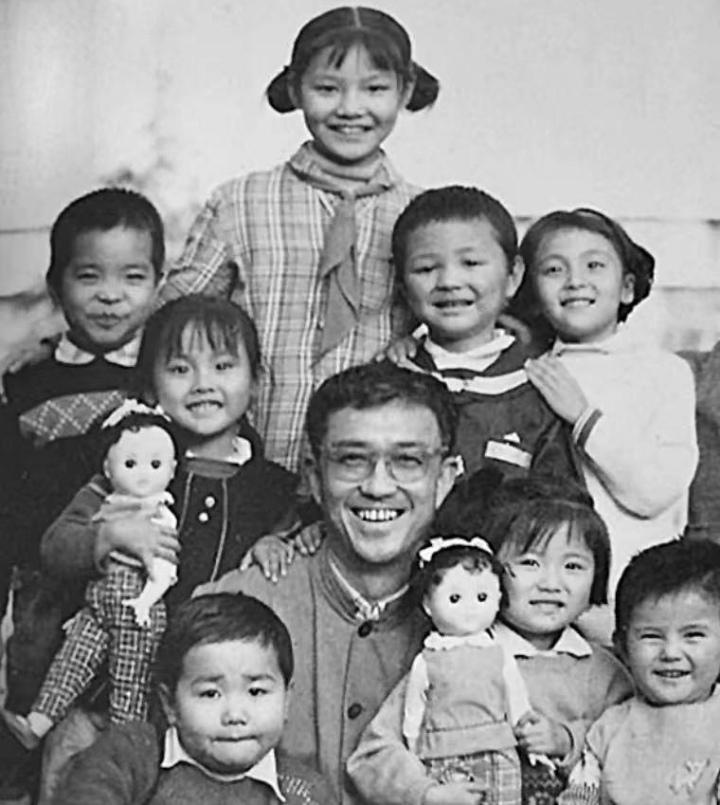 在珍贵的老照片里，知名大导演谢晋和影片《啊！摇篮》的小演员们一同留下了合影。黑白