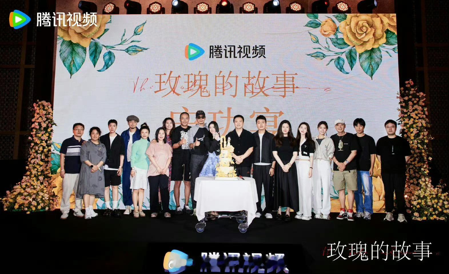 #娱乐[超话]##刘亦菲靠在彭冠英肩上##刘亦菲彭冠英庆功宴合照#刘亦菲靠在彭冠
