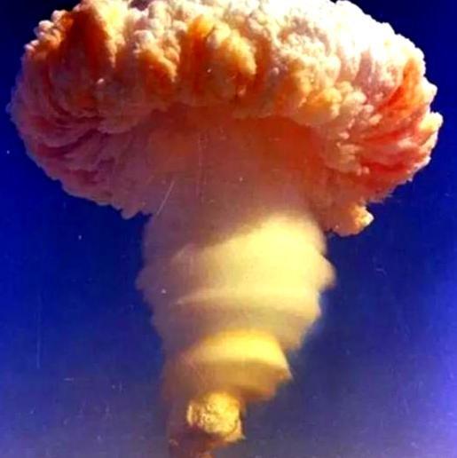 1967年，我国首枚氢弹在罗布泊苍穹轰然绽放。捷报传至巴黎，时任法国总统戴高乐怒
