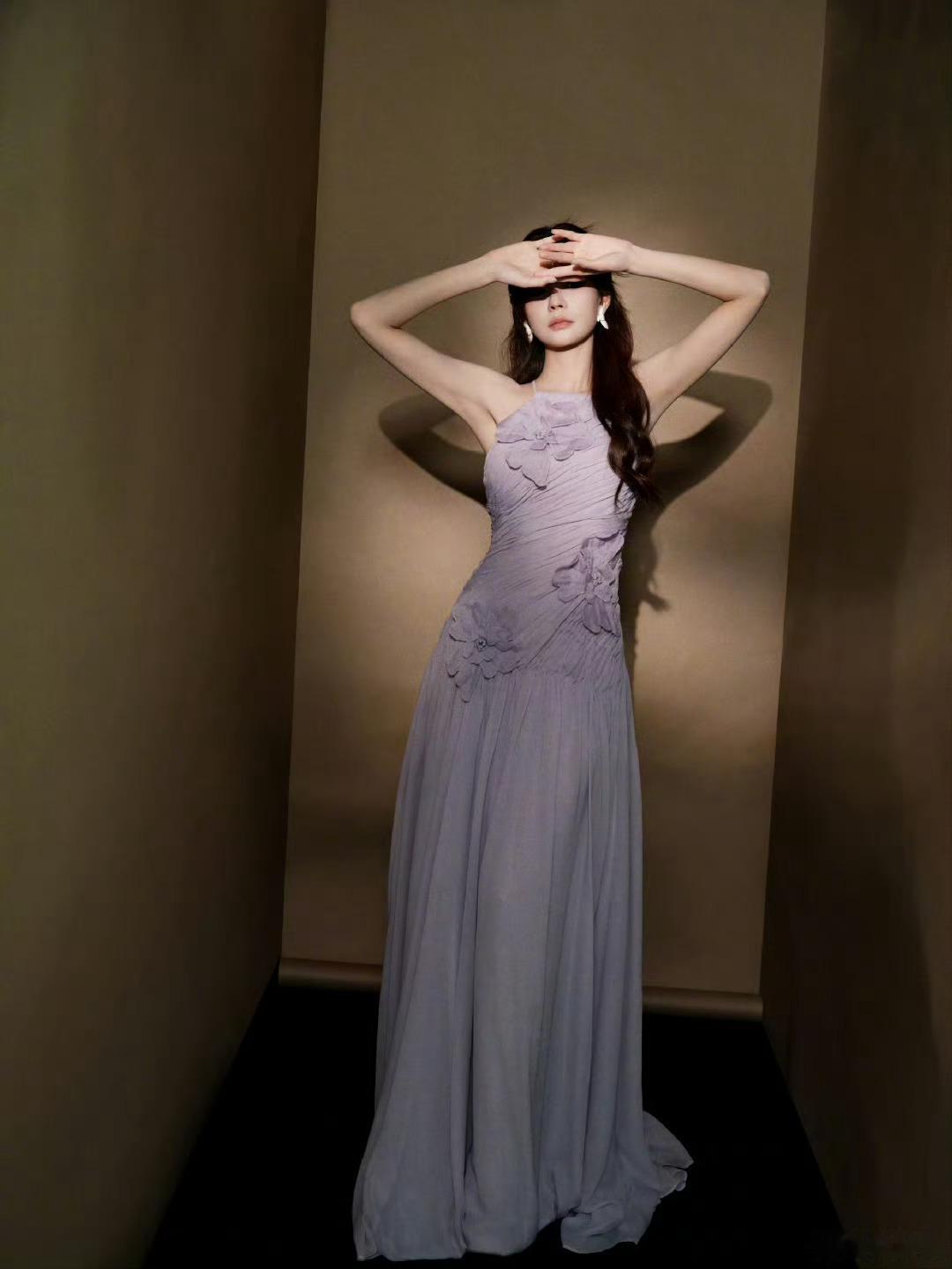 沈梦辰好漂亮好喜欢她这种大方明媚的美 梦辰姐的主持功力越来越强了 今天的造型可以