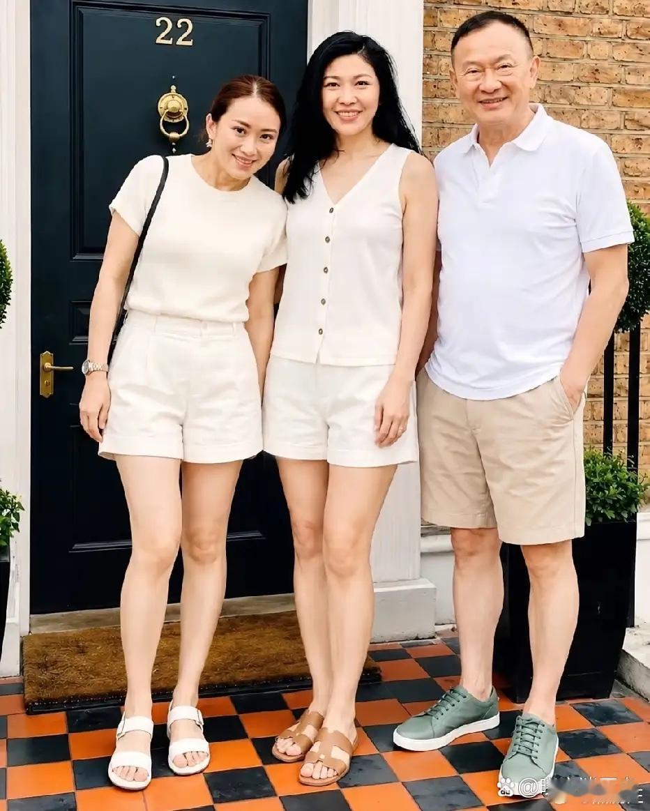 这是他信与妹妹英拉，女儿佩通坦一家人的合影，来自一个家族，都担任过总理，都在任上