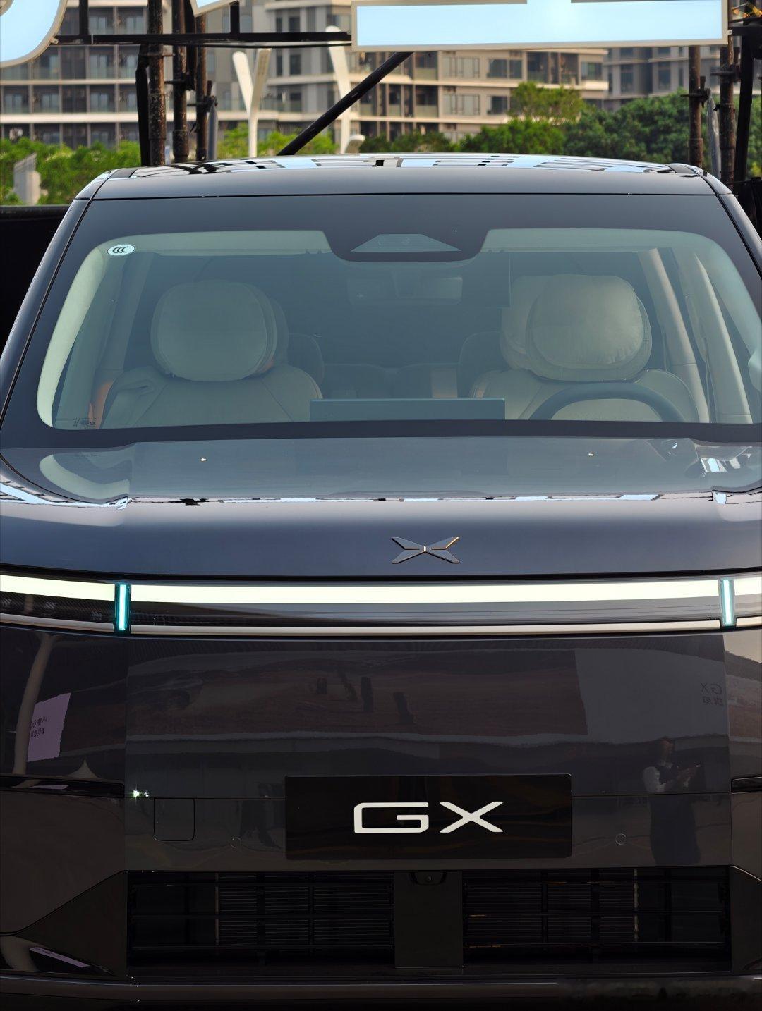 来看看小鹏的GX是怎么个事儿！料堆得真的是太足了，这个价位的SUV，该给的不该给