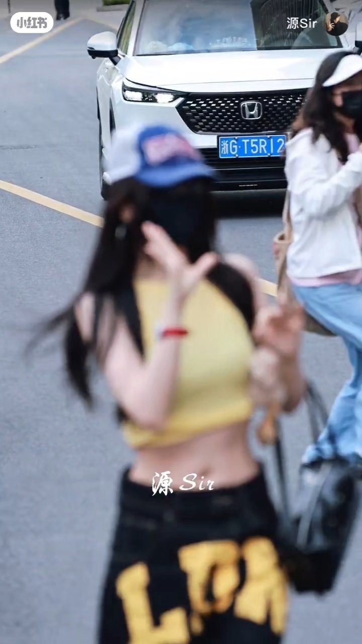 虞书欣今日黄色坎肩穿搭是多巴胺小女孩儿~ 