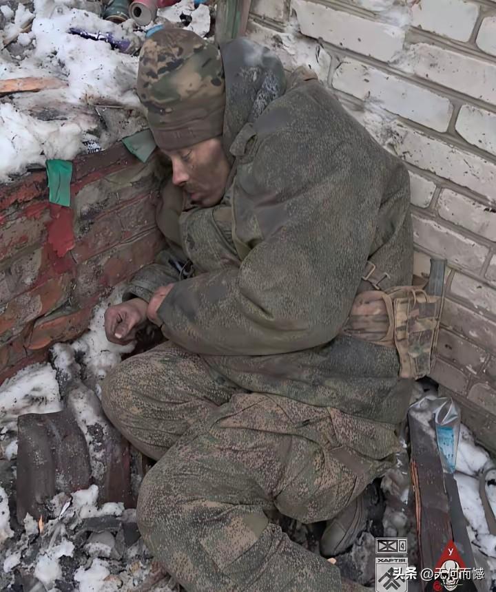冰天雪地的俄乌战场上，这样的场景让人触目惊心，残酷的战争，让老百姓流离失所，残酷