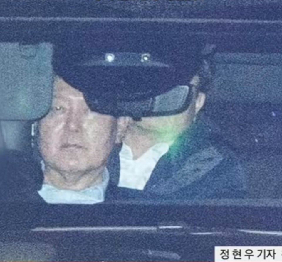 据韩国媒体报道，尹锡悦在首尔拘留所的牢房里有电视，还不用穿囚服。韩国总统似乎确实
