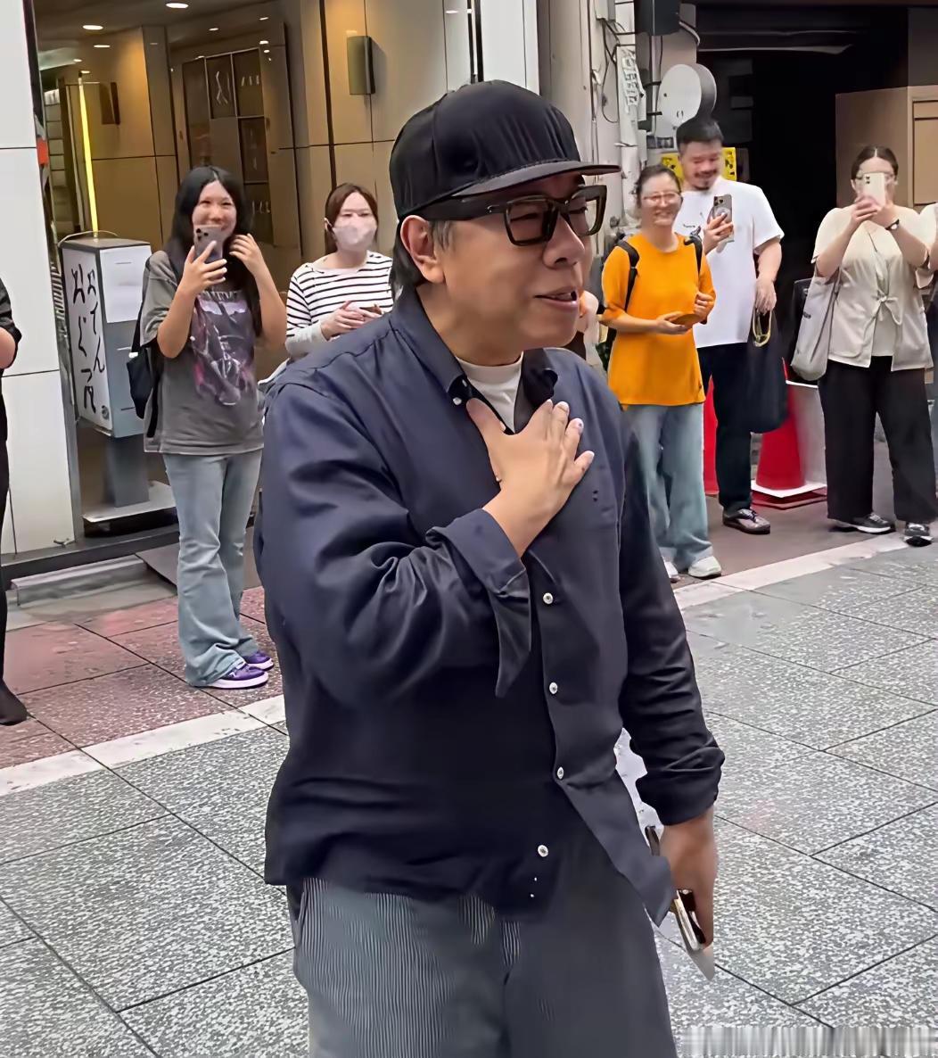 明眼人早都看出来了，
蔡康永这回是真不打算回来了。

小红书主页上经纪人的联系方