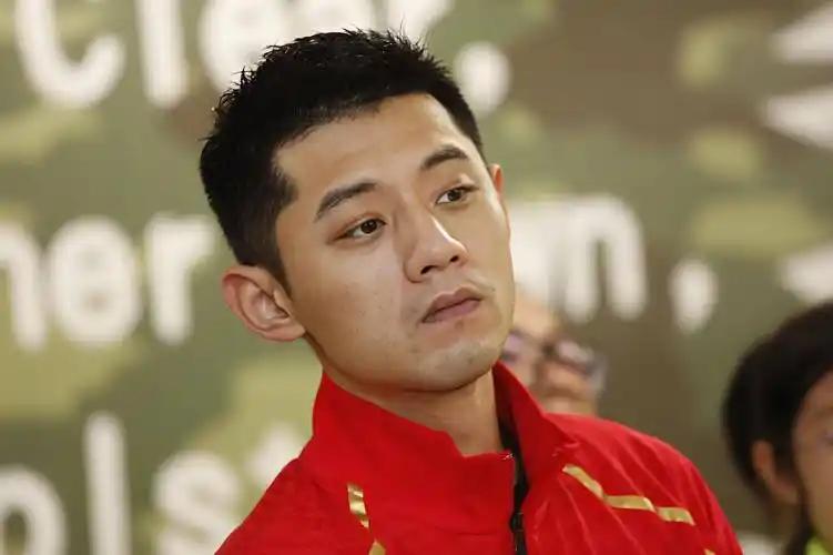 马龙被刘国梁亲完额头，转身就拿起毛巾狠狠擦了两下，这个镜头比任何一块金牌都诚实，