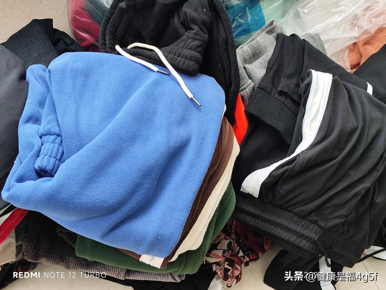 旧衣服怎么处理合适！

其实旧衣服的回收很便宜，也卖不了几个钱。

大家肯定都会