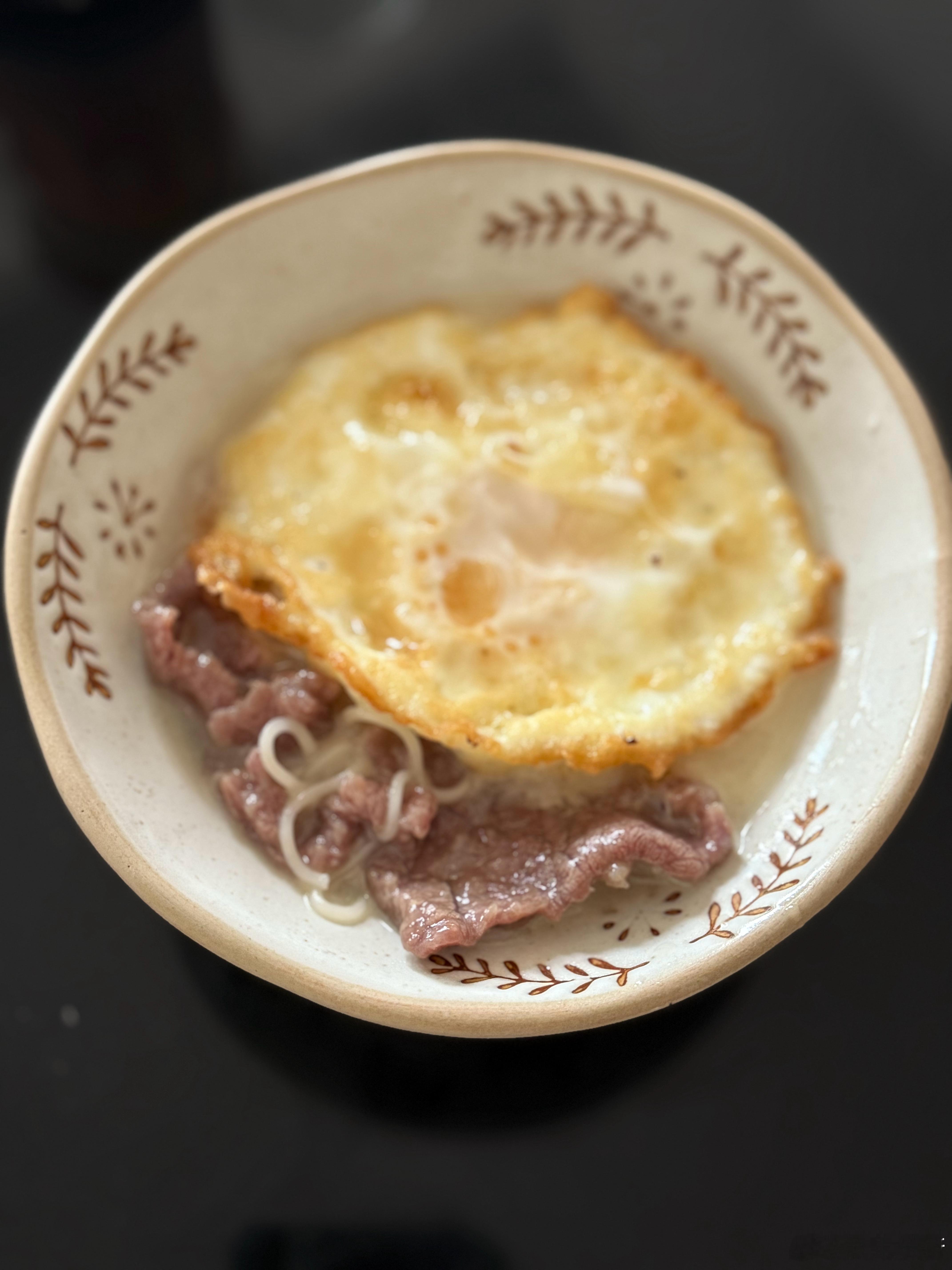 早 今天牛肉鸡蛋面一到周末就早醒[笑cry]7点就起来哦一边换衣服一边看电视他说