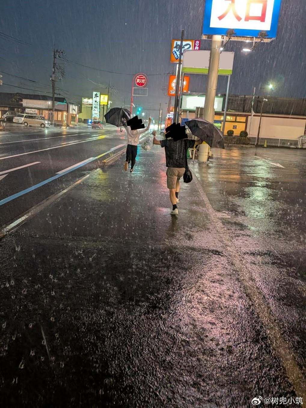 【 一张好照片 】雨下得太大，撑伞已没有意义，干脆放弃的二个成年男子。 