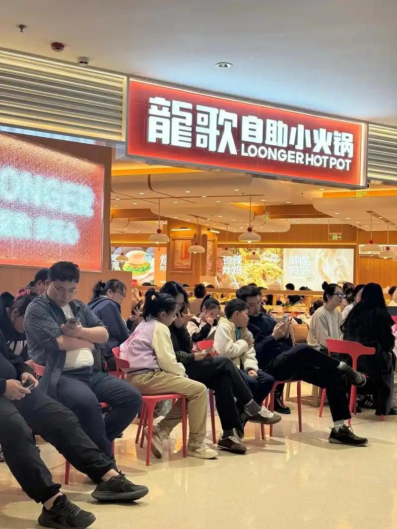 北京有家59.9元的自助小火锅，没营销没网红站台，愣是天天门口排几百桌。屋外头塑