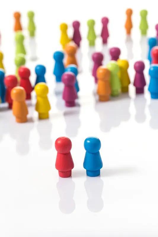 人与人之间靠的是什么? 人与人之间靠的根本不是血缘和讨好。年轻时觉得天天聊天、喝