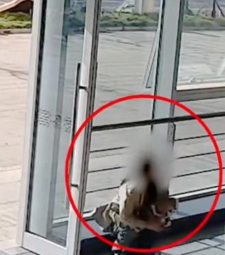 看哭了！浙江义乌，一名宝妈蹲坐在地上给婴儿喂奶，轻轨站的值班辅警看到后，朝着她走