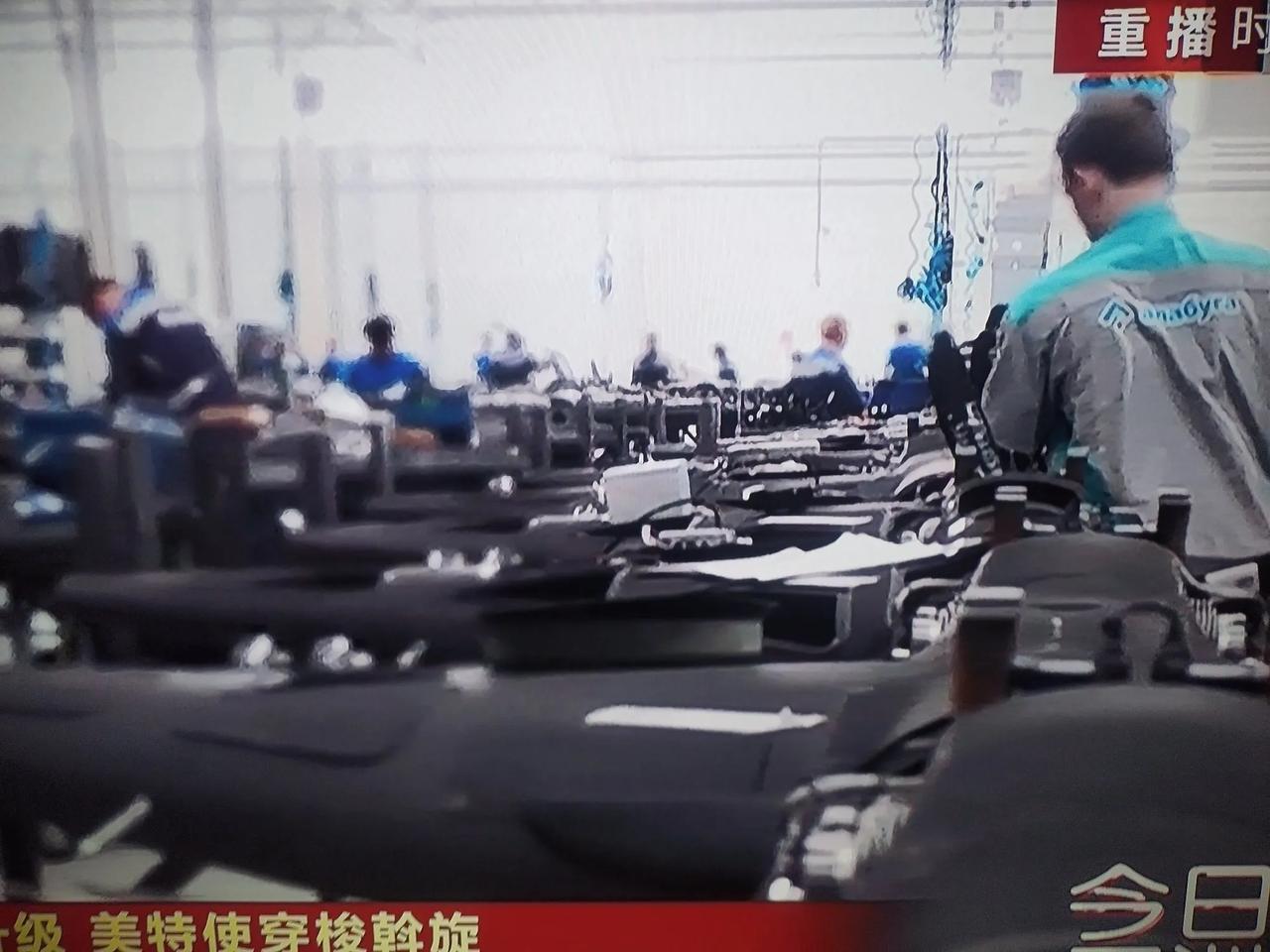 9月4日，位于基铺市中心乌克兰国家安全局总部遭俄罗斯无人机袭击，浓烟滚滚，损失惨