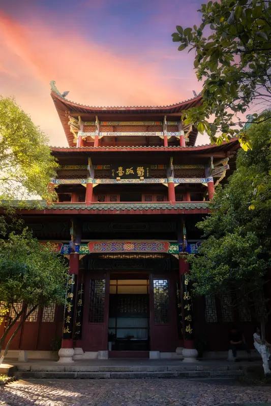 “抽刀断水水更流，举杯消愁愁更愁”，李白的这句诗，把愁绪难以排遣的无奈抒发得入木